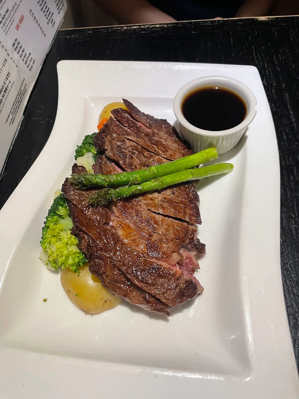 Sliced steak with asparagus and broccoli